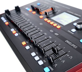 BEHRINGER DEEPMIND 12D